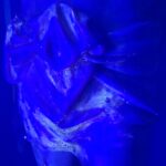 La imagen vista a través de la fluorescencia visible inducida con luz ultravioleta. Se aprecian los repintes